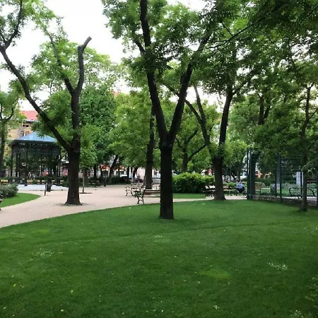 Sofia Near City Park 公寓